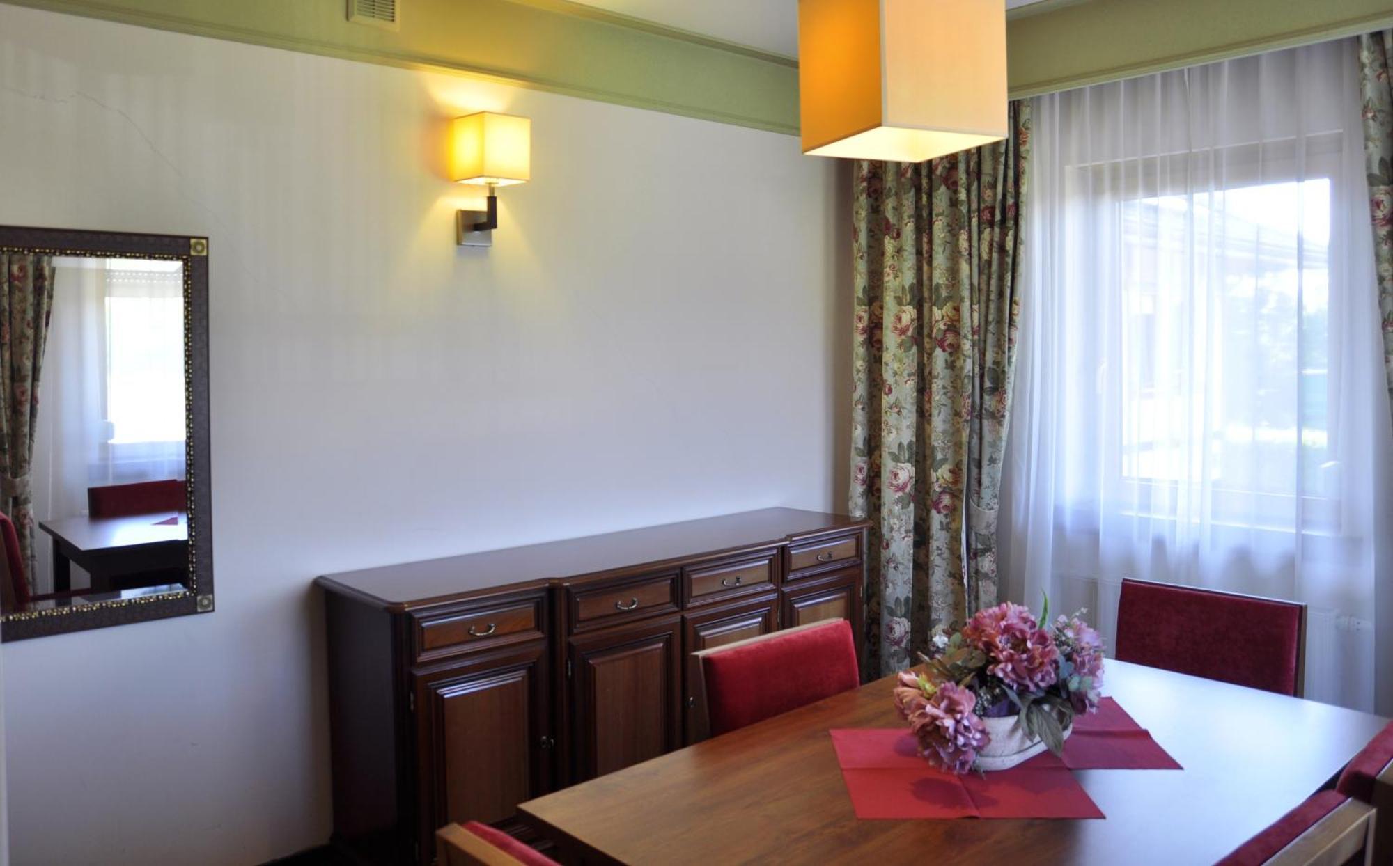 Ahotel Czechowice-Dziedzice Buitenkant foto