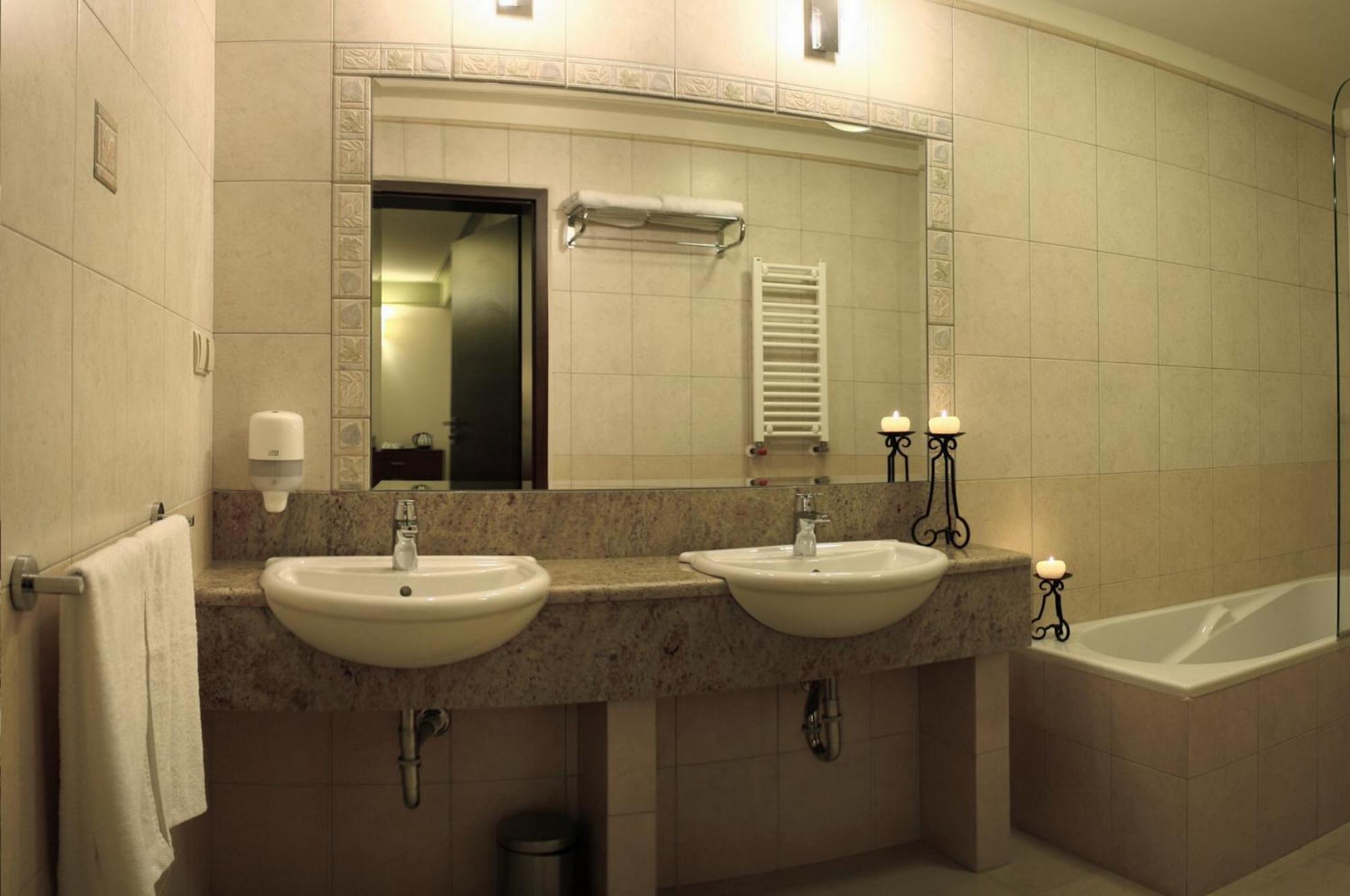 Ahotel Czechowice-Dziedzice Buitenkant foto